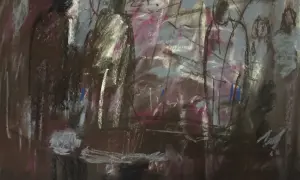 Abstrakcyjny obraz pastelami, przedstawiający sylwetki ludzi w mrocznym, rozmazanym tle z akcentami różu i błękitu.