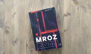Okładka książki Remigiusza Mróza "Piekło jest puste". Zastanawiasz się, ile książek rocznie wydaje ten autor?