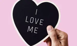 Dłoń trzyma serce z napisem "I LOVE ME". To jak piękne krótkie wiersze o miłości, zaczynające się od siebie.