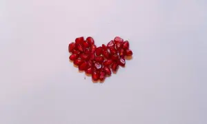 Serce z pestek granatu, jak wiersz miłosny do ukochanej, symbolizuje głębię uczuć.