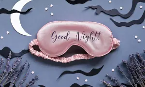 Różowa opaska na oczy z napisem "Good Night!" otoczona nocnymi elementami: księżycem, chmurami, gwiazdkami i lawendą. To piękny wiersz na dobranoc.