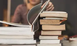 Dlaczego warto kupować książki w antykwariacie internetowym? Zacznijmy od stosów starych i nowych książek, które czekają na odkrycie.