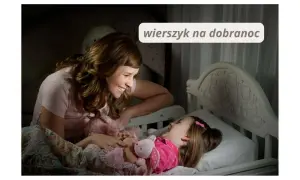 Mama czyta wierszyk na dobranoc dla swojej córeczki, która leży w łóżeczku z pluszowym króliczkiem.