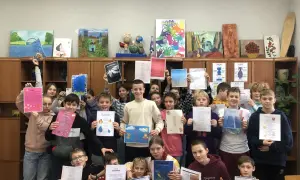 Uczniowie z dumą prezentują swoje prace, w tym wiersze o kumplach.