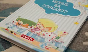 Książka "Wiersze na dobranoc" z dziewczynką śpiącą z misiem i zabawkami.