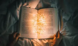 Wierszyki na dobranoc dla niej, czytane przy blasku lampek.