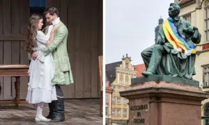 Para z balu w strojach z epoki, obok pomnik Aleksandra Fredry, autora komedii, które wciąż bawią.