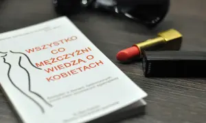 Książka "Wszystko co mężczyźni wiedzą o kobietach", szminka Chanel i okulary przeciwsłoneczne.