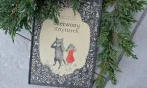 Recenzja książki Czerwony Kapturek: co czyni ją wyjątkową?