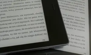 Kindle z książką, na ekranie tekst, który może pomóc w nauce jak kupić książkę na Kindle.