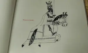 Ilustracja czarno-biała: król na koniu z mieczem, w koronie.