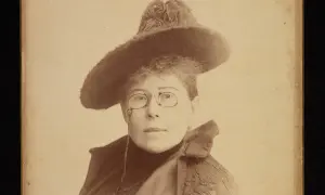 Portret kobiety w ozdobnym kapeluszu i okularach. Czy to właśnie co napisała Maria Konopnicka?