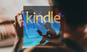 Jak wgrać książki na Kindle? Smartfon z wyszukiwarką Google i ikoną Kindle.