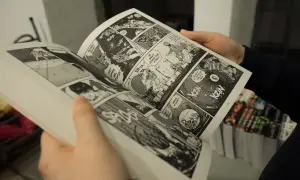 Osoba czyta mangę, dowodząc, że czy manga to utwór literacki. Dynamiczne panele i dymki dialogowe tworzą wciągającą historię.