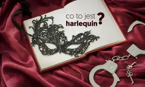 Otwarta księga z pytaniem "co to harlekin?", czarna maska koronkowa i kajdanki na tle czerwonego jedwabiu.