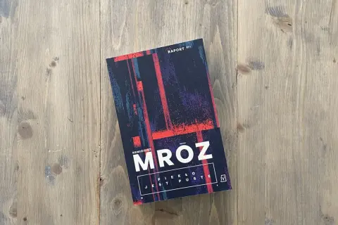 Okładka książki Remigiusza Mróza "Piekło jest puste". Zastanawiasz się, ile książek rocznie wydaje ten autor?