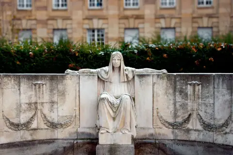 Jaki obraz ludzkiego losu kreuje literatura Syzyfa w walce z losem
