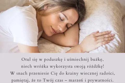 Kobieta śpi, otulona poduszką. Wiersze na dobranoc dla niej niosą marzenia i spokój.