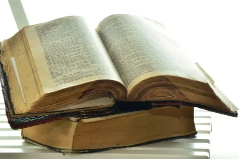 Czy Biblia to literatura? Odkryj jej ukryte wartości artystyczne