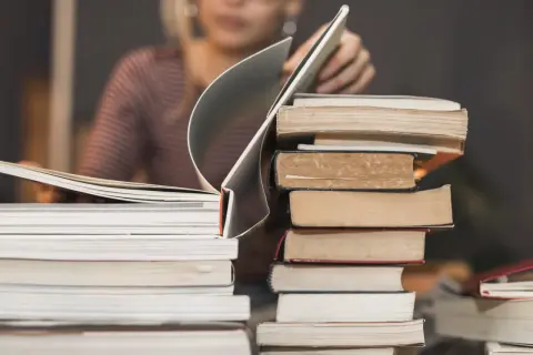 Dlaczego warto kupować książki w antykwariacie internetowym? Zacznijmy od stosów starych i nowych książek, które czekają na odkrycie.