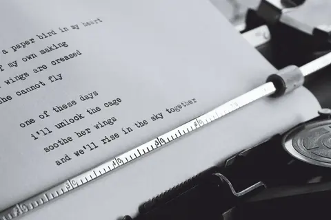 Wierszyki o miłości dla niego, pisane na maszynie: "papierowy ptak w moim sercu", "uwolnię klatkę", "wzniesiemy się w niebo razem".