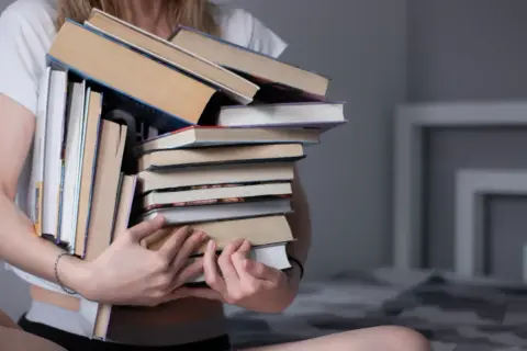 Gdzie oddać książki w Katowicach? Sprawdź najlepsze miejsca!