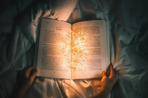 Wierszyki na dobranoc dla niej, czytane przy blasku lampek.
