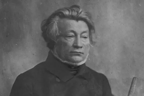 Portret mężczyzny w ciemnym stroju, z burzą siwych włosów. Czy to on, co napisał Adam Mickiewicz?