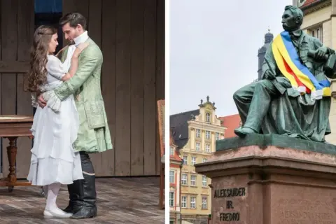 Para z balu w strojach z epoki, obok pomnik Aleksandra Fredry, autora komedii, które wciąż bawią.