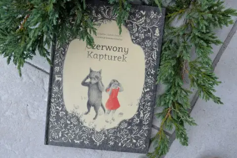 Recenzja książki Czerwony Kapturek: co czyni ją wyjątkową?