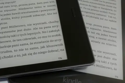 Kindle z książką, na ekranie tekst, który może pomóc w nauce jak kupić książkę na Kindle.
