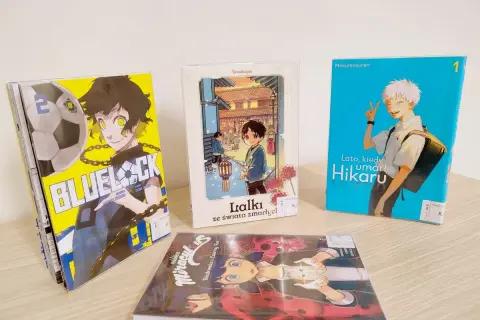 Kolekcja mang, w tym "Blue Lock" i "Lato, kiedy umarł Hikaru", pokazuje, że czy manga to książka pełna historii i emocji.