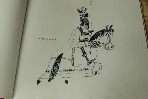Ilustracja czarno-biała: król na koniu z mieczem, w koronie.