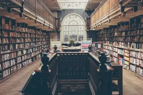 Co to literatura obyczajowa? Odkryj jej istotę i znaczenie w literaturze