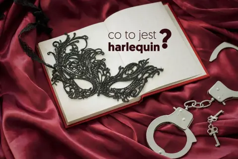 Otwarta księga z pytaniem "co to harlekin?", czarna maska koronkowa i kajdanki na tle czerwonego jedwabiu.