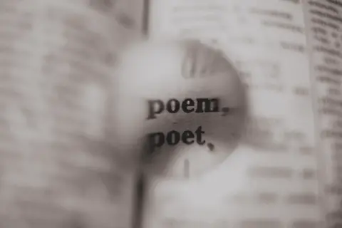 Słowa "poem" i "poet" pod lupą. Może to początek rymów o miłości krótkich, które ułożę dla Ciebie.