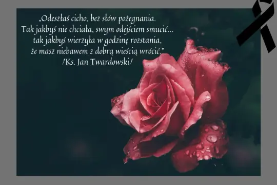 Wierszyk na polaznika: "Odeszłaś cicho, bez słów pożegnania..." na tle kropli deszczu na róży. Czarna wstążka symbolizuje żałobę.
