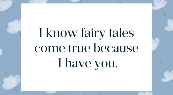 Niebieskie tło z białymi kwiatami i cytatem "I know fairy tales come true because I have you.
