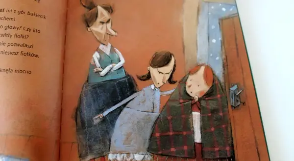 Ilustracja z baśni: zła macocha i przyrodnie siostry przy drzwiach.