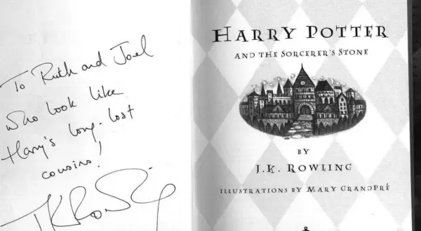 Dedykacja w książce "Harry Potter" dla Ruth i Joela, którzy wyglądają jak kuzyni Harry'ego.