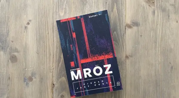 Okładka książki Remigiusza Mróza "Piekło jest puste". Zastanawiasz się, ile książek rocznie wydaje ten autor?