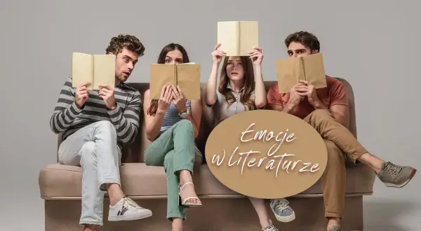 Cztery osoby siedzą na kanapie, trzymając książki przed twarzami.