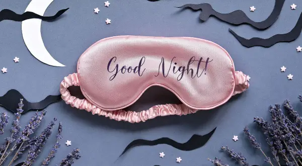 Różowa opaska na oczy z napisem "Good Night!" otoczona nocnymi elementami: księżycem, chmurami, gwiazdkami i lawendą. To piękny wiersz na dobranoc.