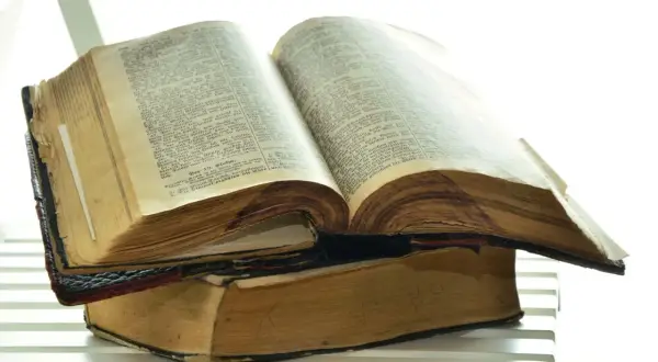 Czy Biblia to literatura? Odkryj jej ukryte wartości artystyczne