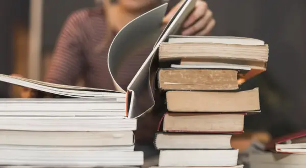 Dlaczego warto kupować książki w antykwariacie internetowym? Zacznijmy od stosów starych i nowych książek, które czekają na odkrycie.