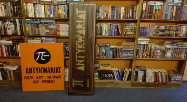 W antykwariacie znajdziesz skarby, choćby dlatego, że są naprawdę tanie. Książki, mapy, pocztówki – wszystko w tym miejscu.