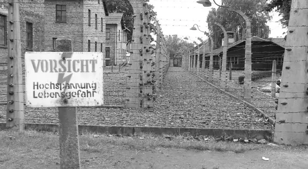 Znak "VORSICHT Hochspannung Lebensgefahr" przy ogrodzeniu z drutu kolczastego. Czy opowiadania Borowskiego to literatura faktu?