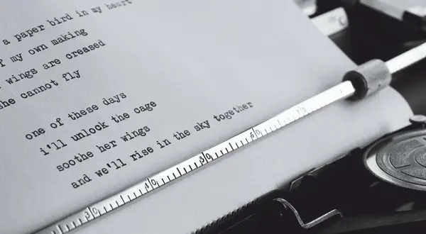 Wierszyki o miłości dla niego, pisane na maszynie: "papierowy ptak w moim sercu", "uwolnię klatkę", "wzniesiemy się w niebo razem".