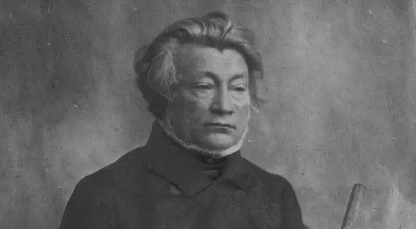Portret mężczyzny w ciemnym stroju, z burzą siwych włosów. Czy to on, co napisał Adam Mickiewicz?