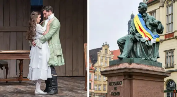 Para z balu w strojach z epoki, obok pomnik Aleksandra Fredry, autora komedii, które wciąż bawią.